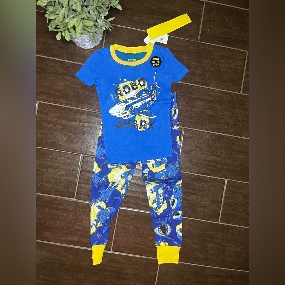 Children’s Place “Robo Shark” glow in the dark PJ sz 4